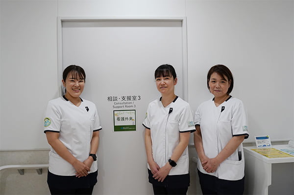 がん看護外来を担当する看護師(外来室前)